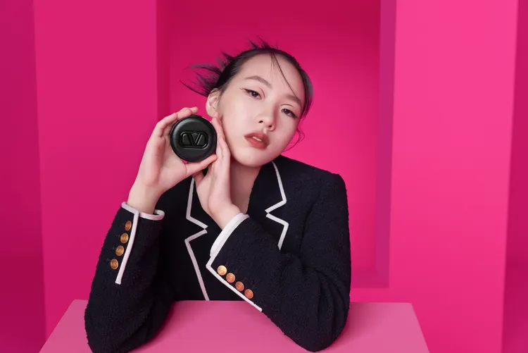 她表示很喜歡自己的小眼睛，「因為它們只裝得下1個人」。品牌提供