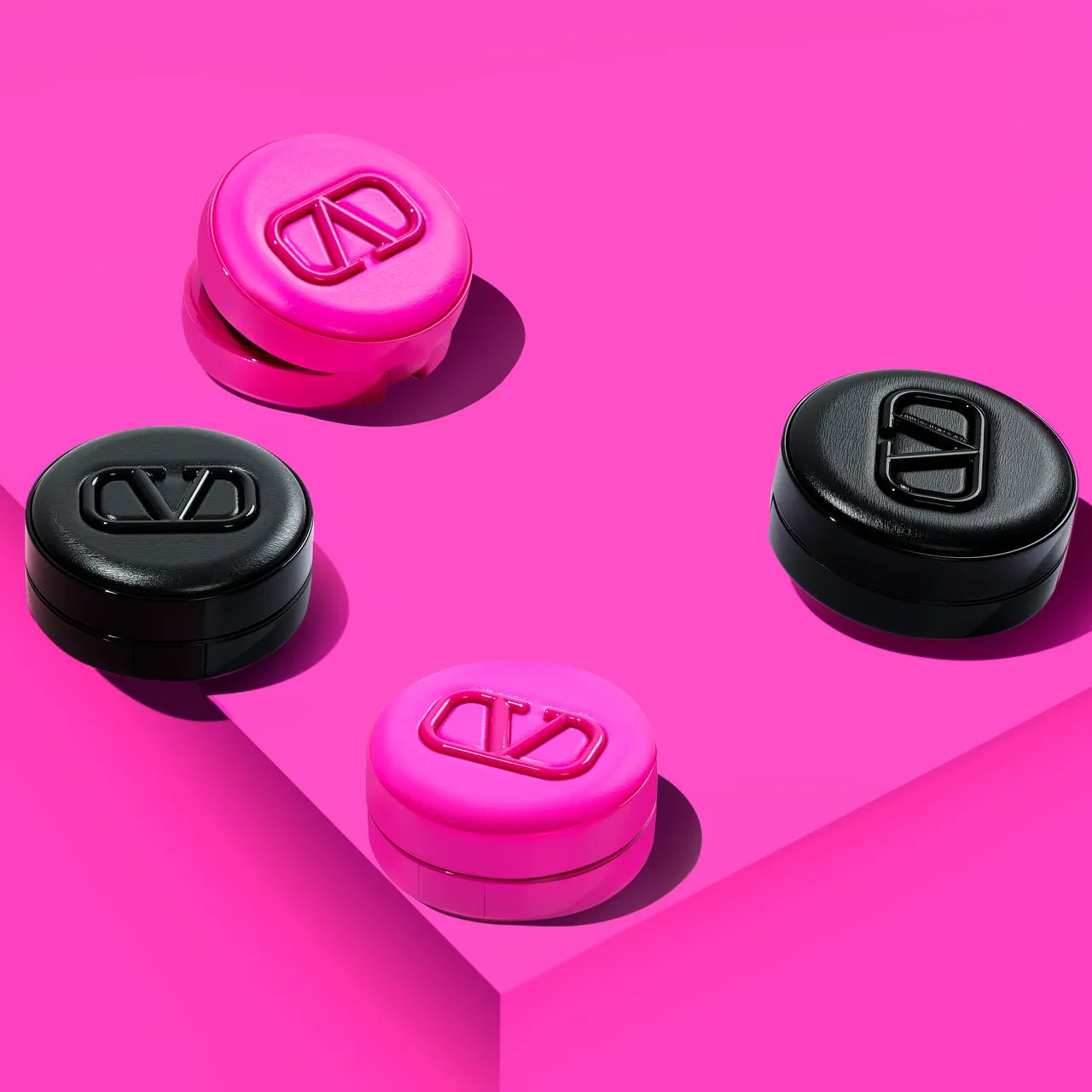 VALENTINO Beauty高訂輕透氣墊粉餅,各2900元。品牌提供