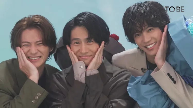 三宅健（中）被拱一起拍照，3帥捧頰裝可愛。翻攝TOBE OFFICIAL YouTube