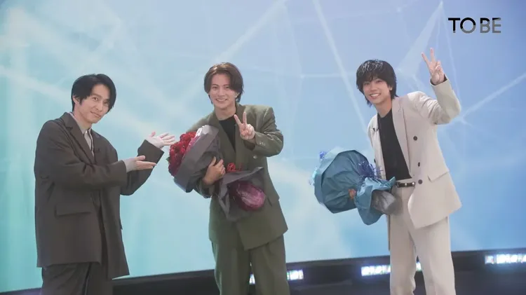 三宅健（左起）作為新公司的師兄，今現身直播獻花祝福平野紫耀、神宮寺勇太。翻攝TOBE OFFICIAL YouTube