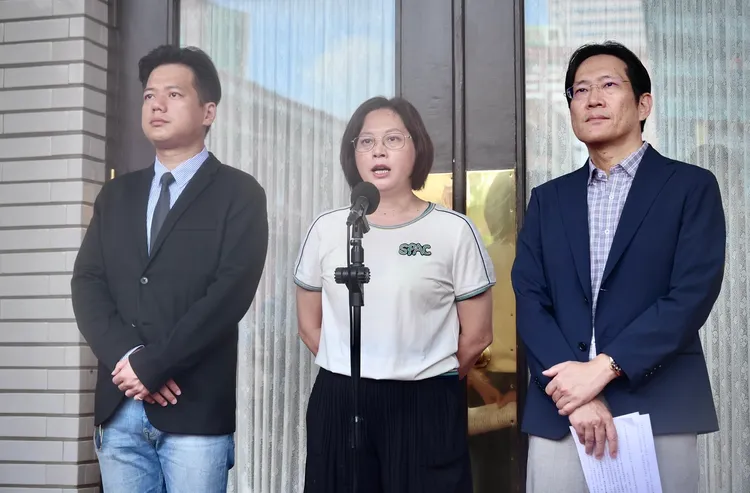（左起）邱臣遠、賴香伶、張其祿說明黨團主張。林林攝