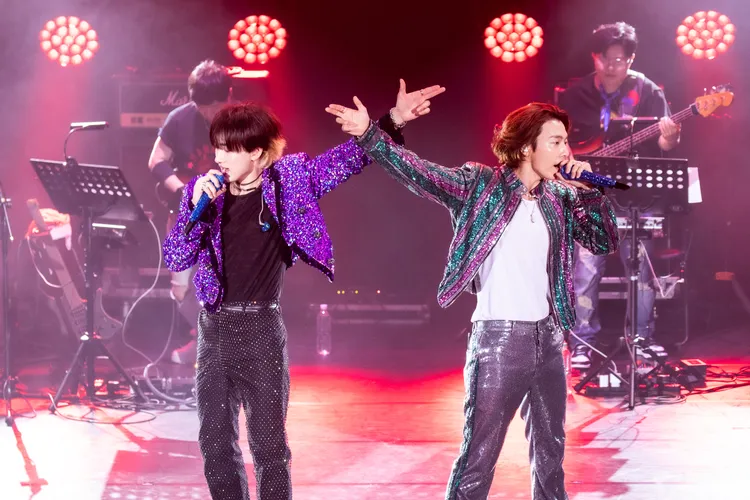 銀赫（左）、東海提到因台粉的應援，昨天晚上感動哭了。開麗娛樂提供