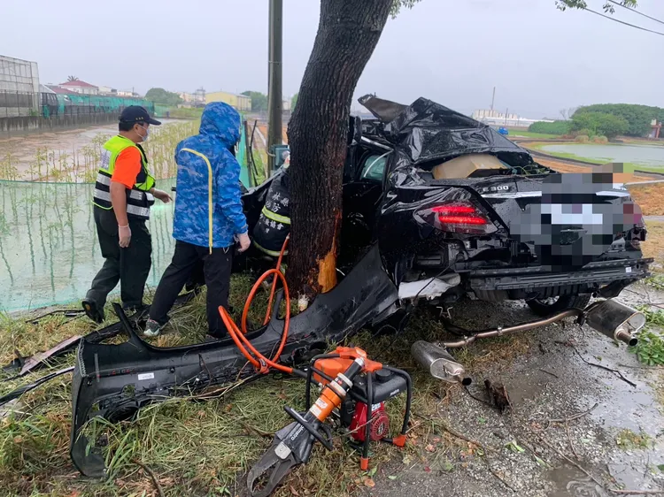 消防人員救出余姓駕駛，送醫仍因傷重不治。民眾提供