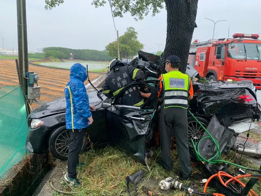 賓士衝撞公墓旁路樹　車體扭曲變形卡樹幹！駕駛傷重不治