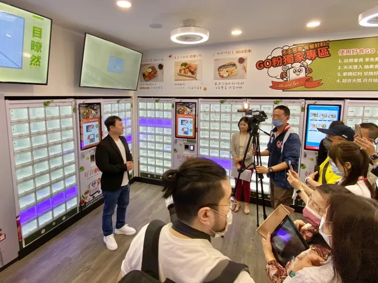 「好食購」公司台中文心店今年4月10日 開幕活動暨記者會，當時陳彥羽（左一黑外套）也現身受訪。翻攝好食購官網