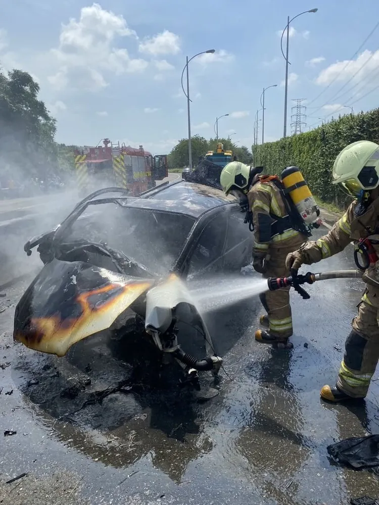 台南自小客車疑自撞翻覆起火，車中2人死亡。（台南市消防局提供）中央社