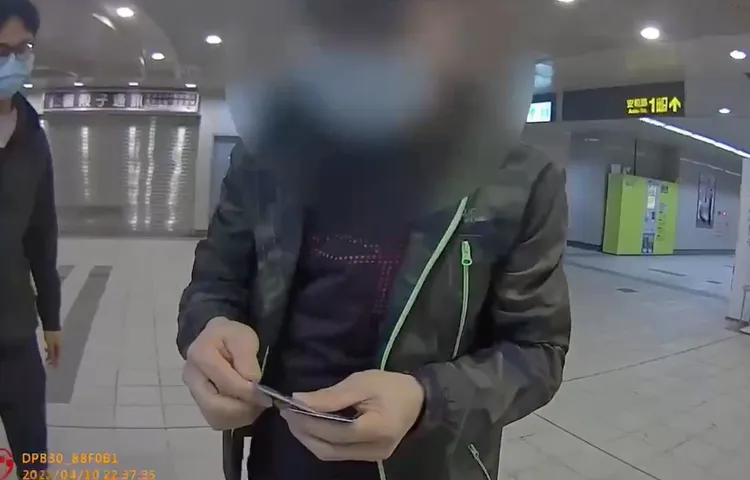 阮姓移工出示假證件。翻攝畫面