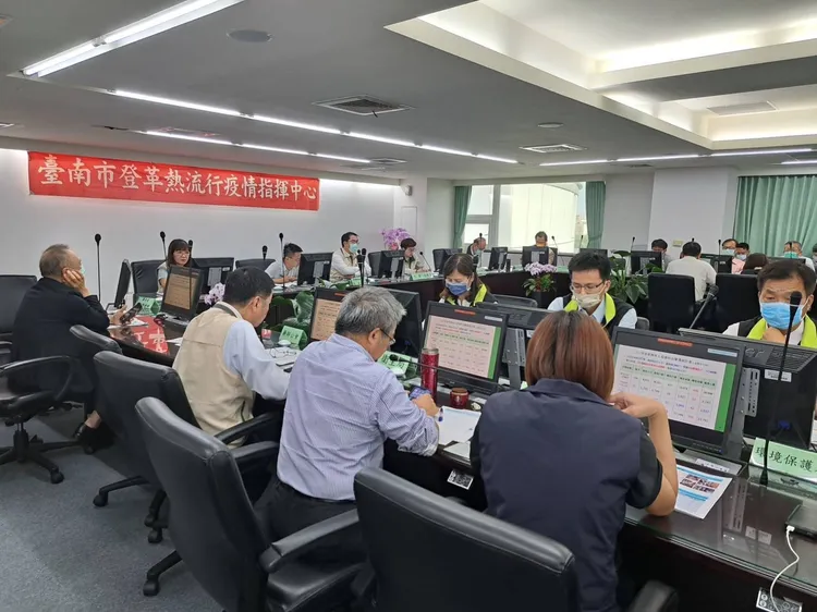 疾病管制署副署長羅一鈞17日特別參加南市府登革熱一級指揮中心會議。市府提供