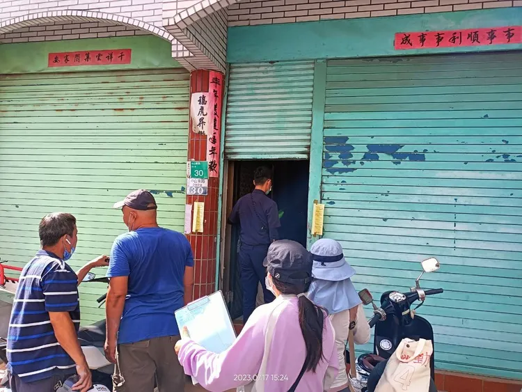 市府派員貼單宣導。市府提供