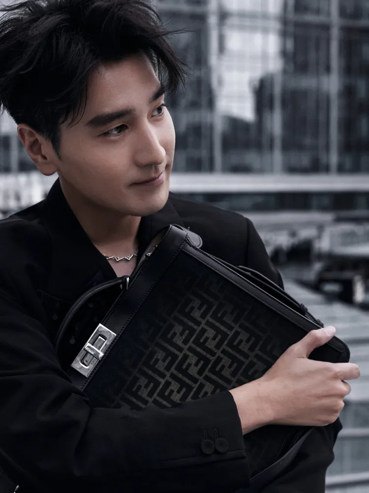 趙又廷這慵懶亂髮造型被網友形容「禁慾又純真」。品牌提供