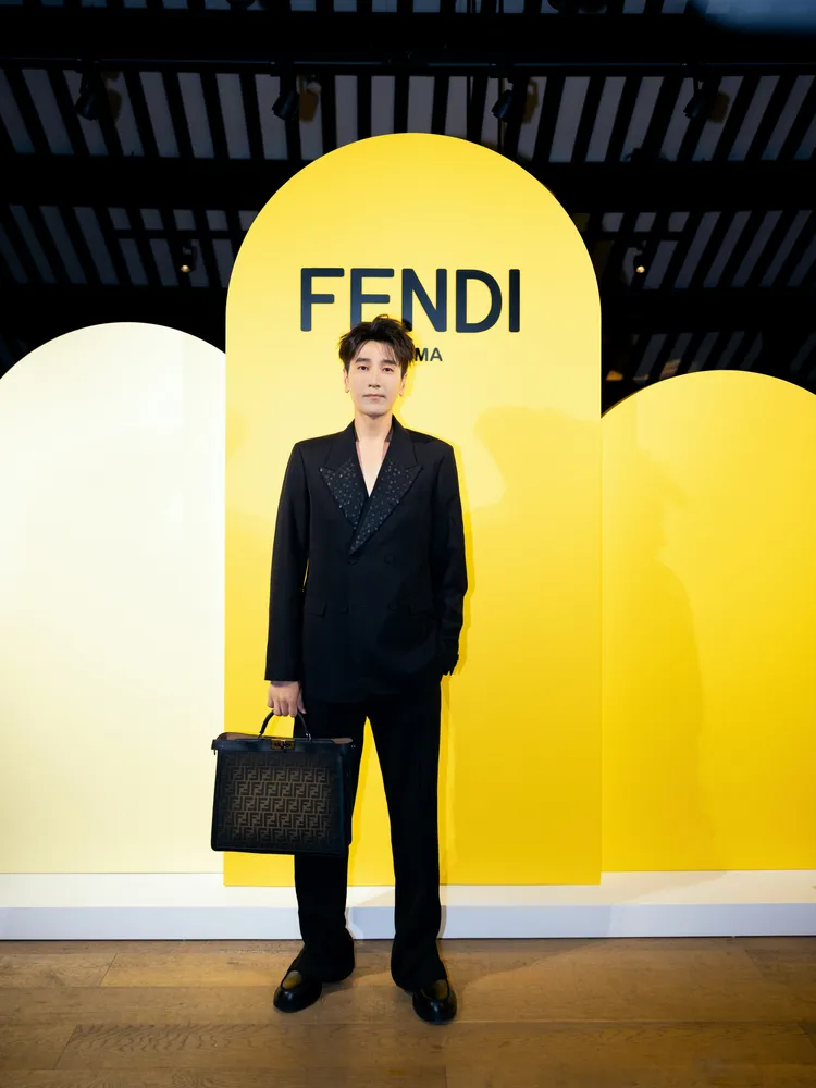 男星趙又廷日前出席FENDI在中國成都IFS精品店內舉辦的2023秋冬系列預覽活動。品牌提供