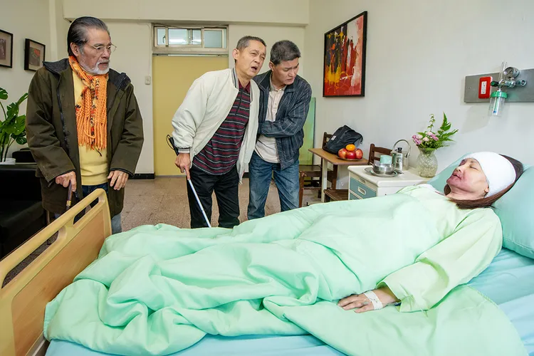 王淑娟(右)車禍住院，雷洪(左起)、鄭平君、王中皇前往探病。大愛提供