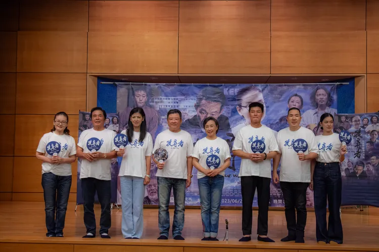 王淑娟（左起）、雷洪、陳明真、蔡阿炮、陳季霞、王中皇、陳季霞、劉爾金、周之禪齊聚花蓮。大愛提供