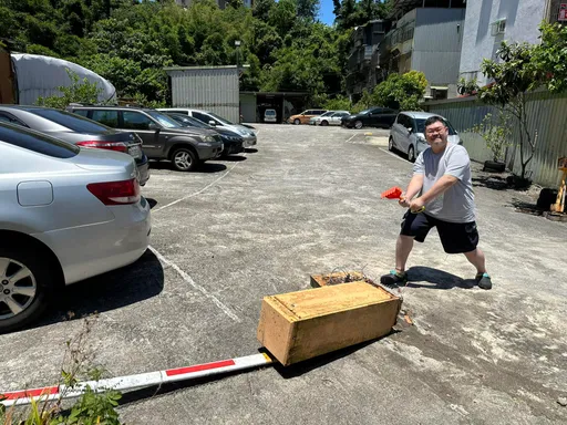 网红朝圣黄国昌停车场 见「栅栏机」揪猫腻!再曝是他每天必经之路