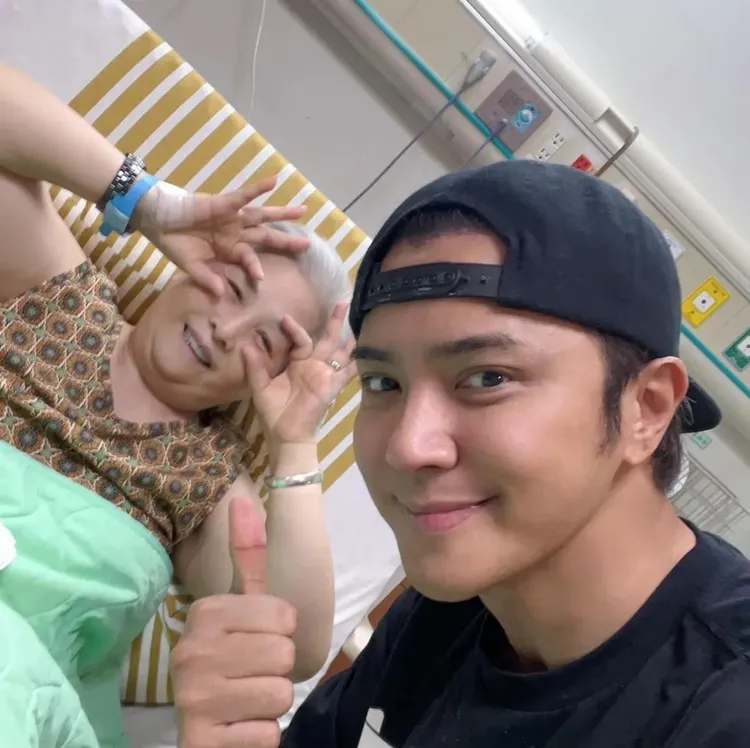 羅志祥近日在病房與媽媽合照。翻攝羅志祥臉書