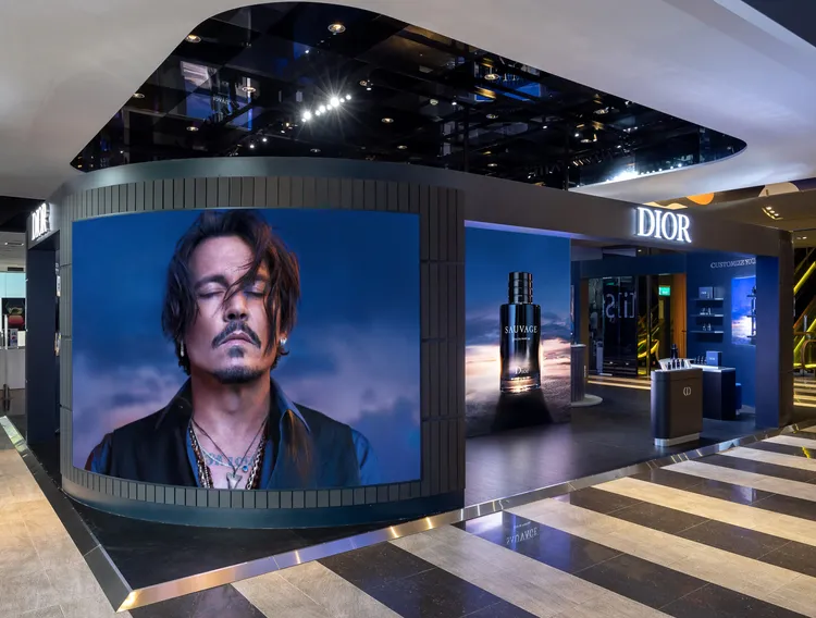 Dior曠野之心快閃店外牆有3米高的強尼戴普形象照。品牌提供