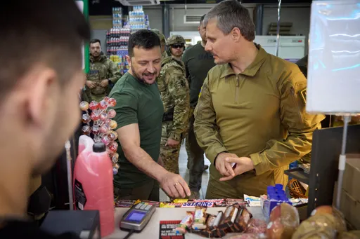 澤連斯基視察巴赫穆特「前進據點」 雜貨店買零食勞軍