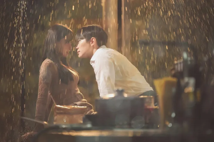 李俊昊（右）第8集在灑水器水花下，抱起潤娥上餐桌，獻出2人的初吻。翻攝npio娛樂