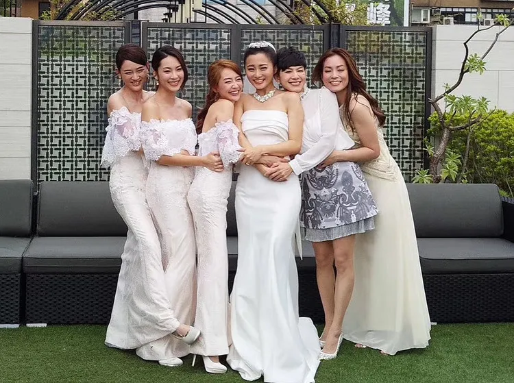 七朵花在趙小僑婚禮相聚，右為「仔仔」周靂岑。翻攝賴薇如臉書