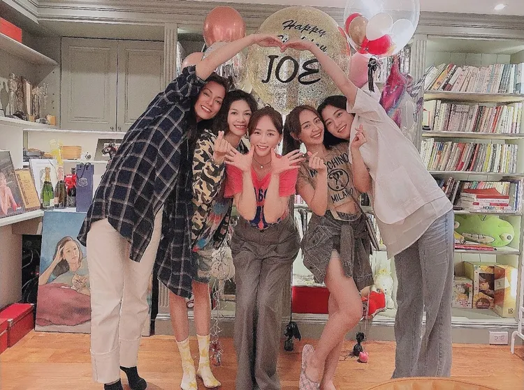 姊妹們幫陳喬恩慶生。翻攝賴薇如臉書