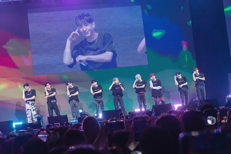 ALLEN（左四）帶頭說出中文版「記住我們的時間」。D-SHOW提供