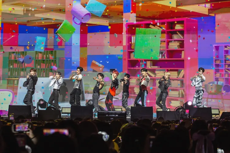 廷謨（左起）、刑準、太榮、世琳、元進、ALLEN、宇璸、性珉、珉熙賣力熱舞新歌《Groovy》。D-SHOW提供