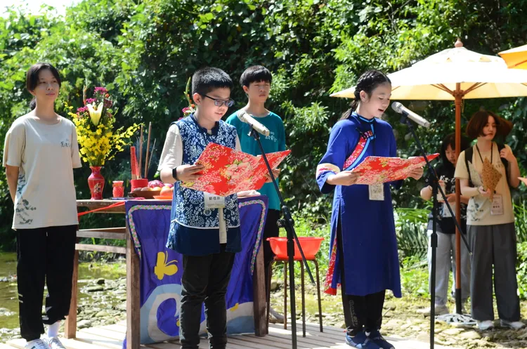 中壇國小5年級的劉信辰與賴卉芸以客語誦讀祭文，向美濃的蝴蝶與生態致敬。美濃愛鄉協進會提供