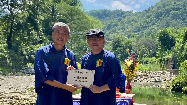 「永續美濃獎」今年首次有學術團體獲獎，屏東大學社會發展學系主任邱毓斌受獎。美濃愛鄉協進會提供