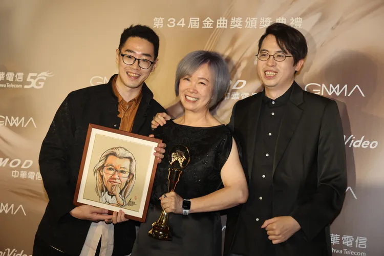 熊美玲和兩個兒子帶著林秋離的Q版畫像代領特別貢獻獎。攝影中心攝