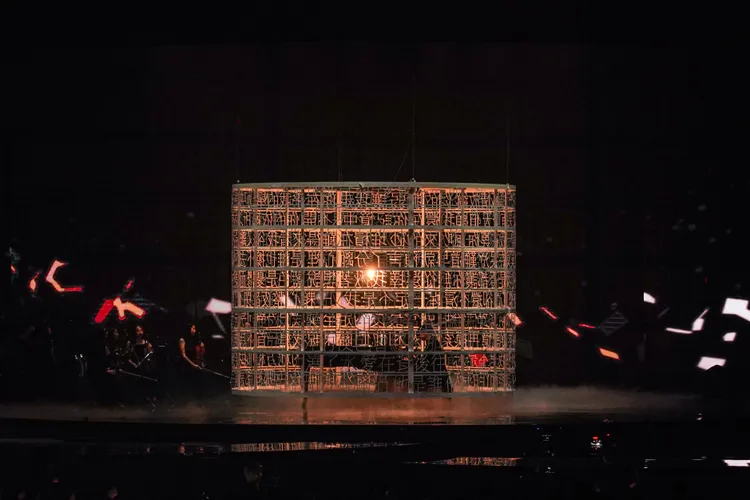 林俊傑被林秋離歌詞圍繞，彈奏鋼琴演唱《聽海》。