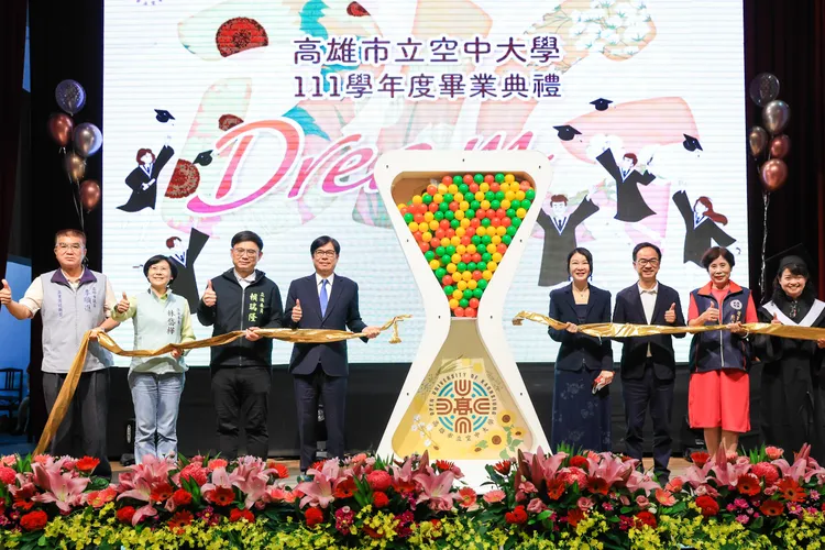 高雄市立空中大學111學年度畢業典禮今日上午舉行。空大提供