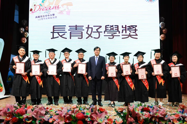 陳市長為該校70歲以上的長青畢業生頒發「長青好學獎」。空大提供