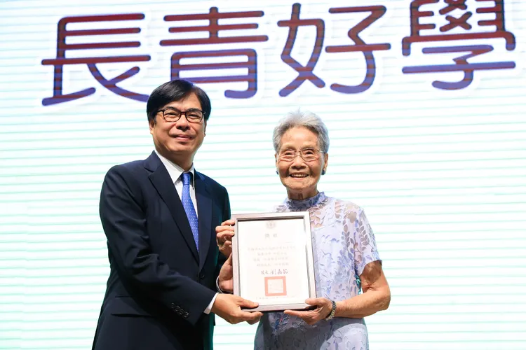 98歲的徐蔡彩月阿嬤是外文系日文組學生。空大提供
