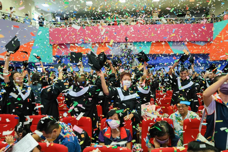 高雄市立空中大學111學年度畢業典禮今日上午舉行。空大提供