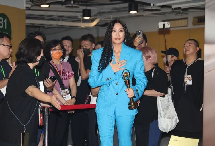 A- Lin十分興奮終於歌后到手。攝影中心攝