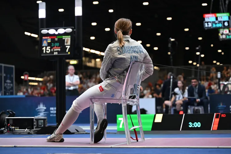 以中立身分參賽的俄羅斯選手斯米爾諾娃，遭拒絕握手後在場中靜坐抗議。美聯社