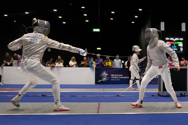 哈爾蘭（左）對戰烏茲別克對手。路透社