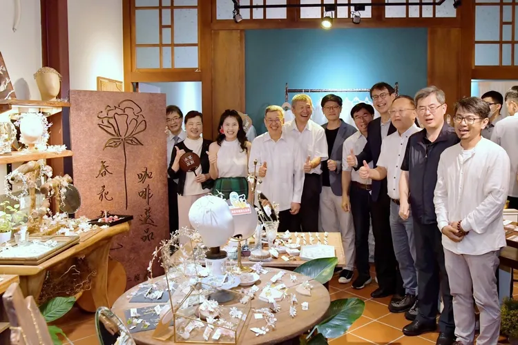 陳建仁參訪迪化商圈。政院提供