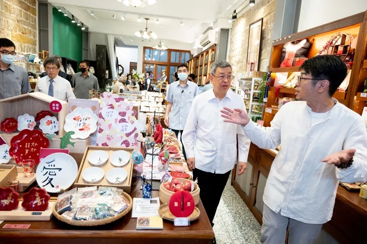 陳建仁參觀商圈內店家。政院提供