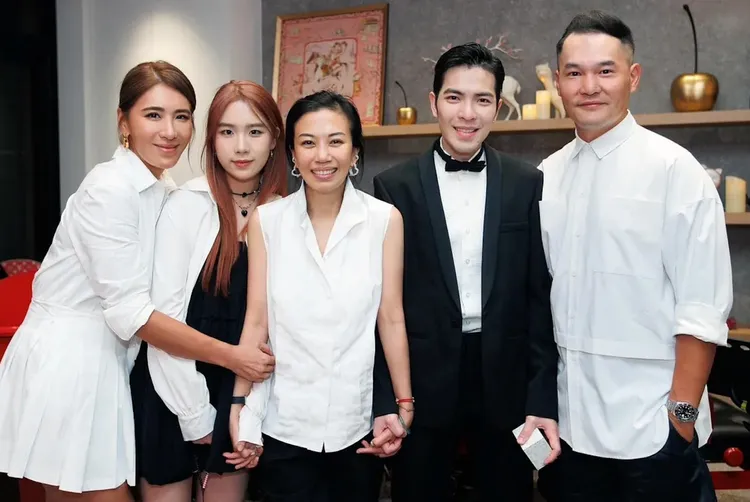 小禎（左）和丁春霆（右）出席老蕭（右二）和Summer（右三）的求婚趴。翻攝喜鵲娛樂臉書