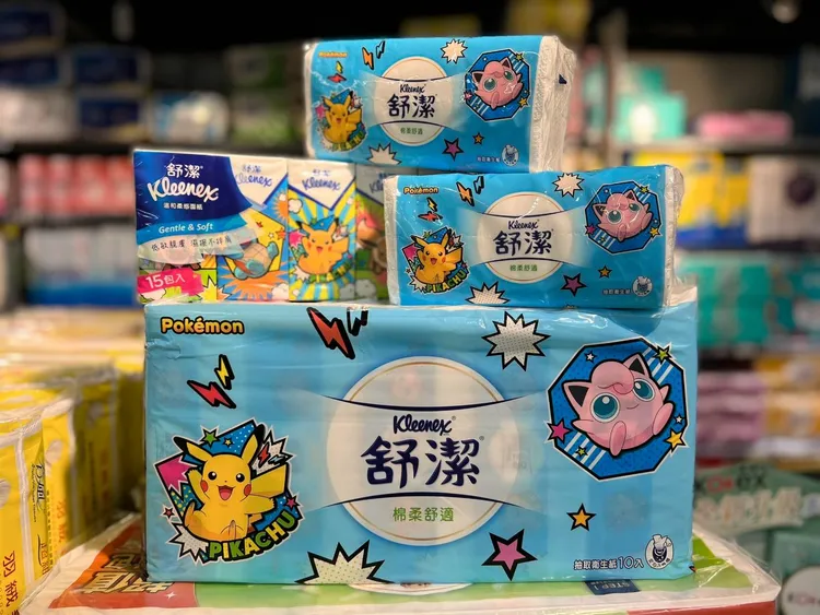 全聯獨家寶可夢期間限定包裝抽取衛生紙，限量3萬串；輕巧好攜帶的外出包裝紙手帕，限量1萬6000組。全聯提供