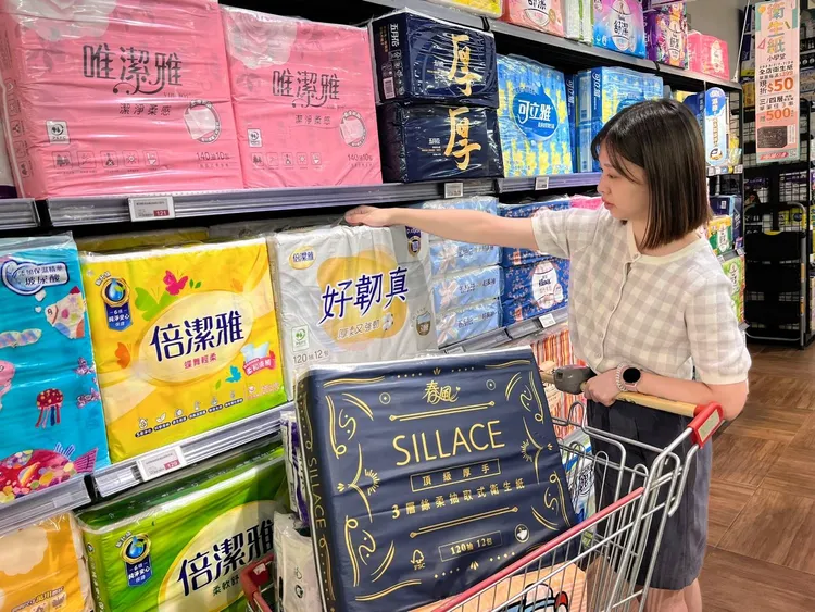 「衛生紙小學堂」精選多款厚磅衛生紙，滿足民眾「一抽抵兩抽」的使用習慣。全聯提供