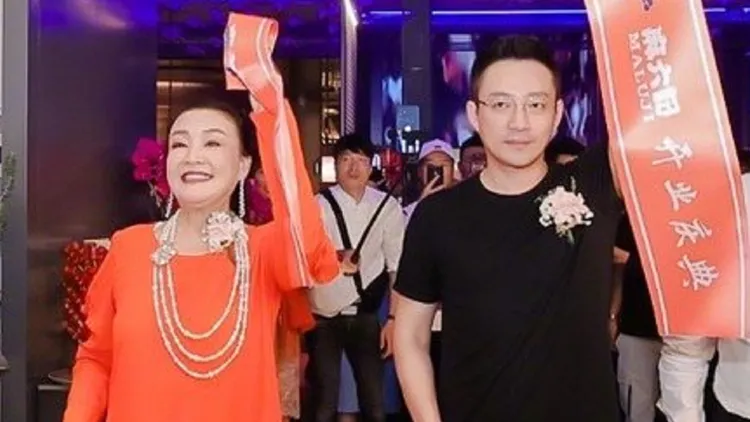 張蘭和汪小菲除了開餐廳，也直播賣食品。翻攝汪小菲微博