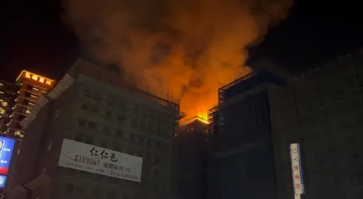 三重建案工地深夜大火 頂樓全面燃燒!消防局34車灌救中