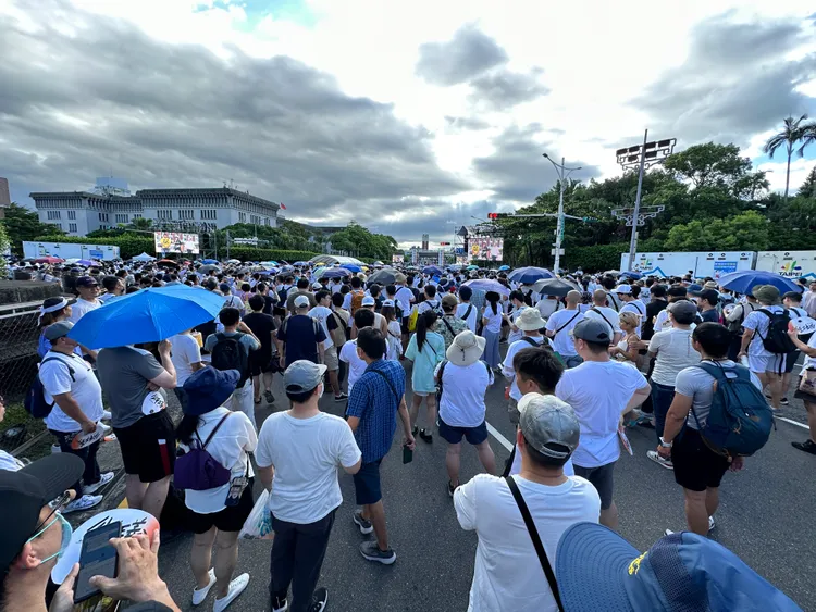 716凱道遊行艷陽天，群眾汗流浹背參與。曾佳俊攝