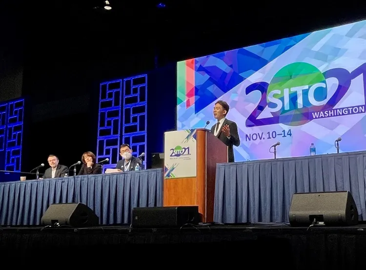 謝承恩(中站立者)與美國安德森癌症中心之研究成果，獲選於2021年國際癌症免疫學年會主席演講中報告。長庚醫院提供