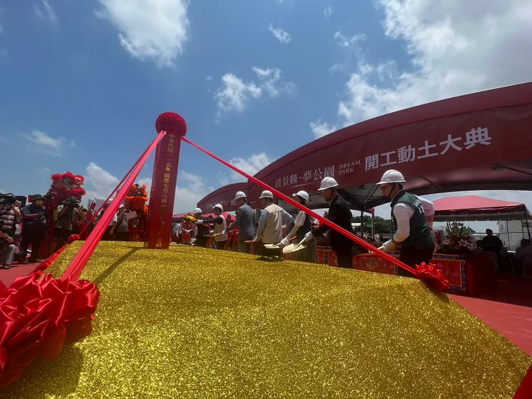 今日清景麟建築團隊舉辦位於平實營區地上權自建案「清景麟夢公園」動土，未來房價推估挑戰3字頭。葉家銘攝