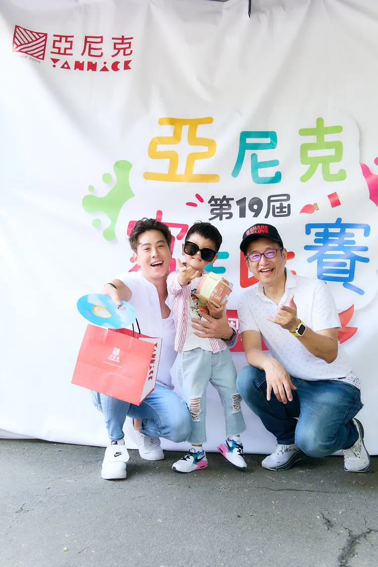 演員吳東諺(左)攜兒子斗宅首次參與寫生比賽與大家同樂。亞尼克提供