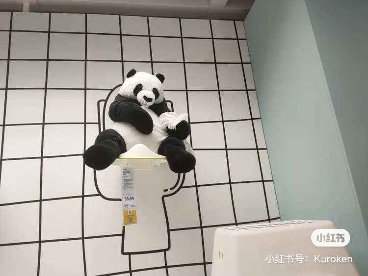 中國IKEA的擺設惡搞動物玩偶，日網友痛批：「太病態！」翻攝《広州在住のえいちゃん》的推特