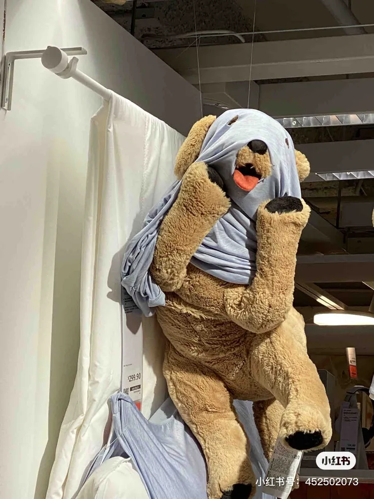 中國IKEA的擺設惡搞動物玩偶，日網友痛批：「太病態！」翻攝《広州在住のえいちゃん》的推特